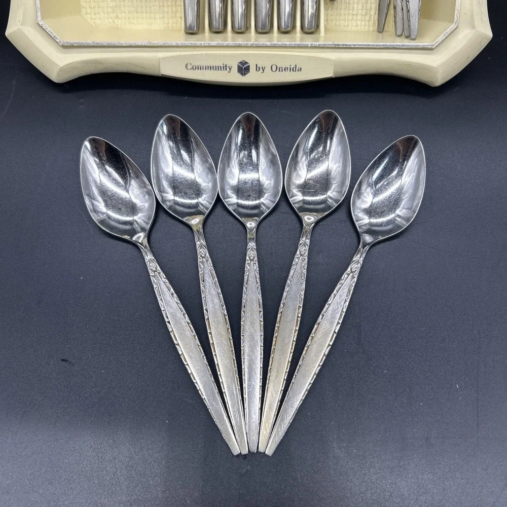 Oneida Venetia Community Stainless Flatware Set 30 piece w/tray SEE DETAILS